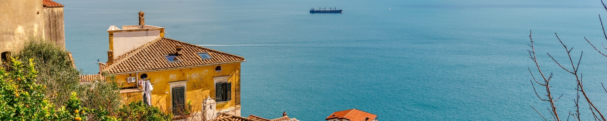Maisons italiennes avec vue sur la Méditerranée.